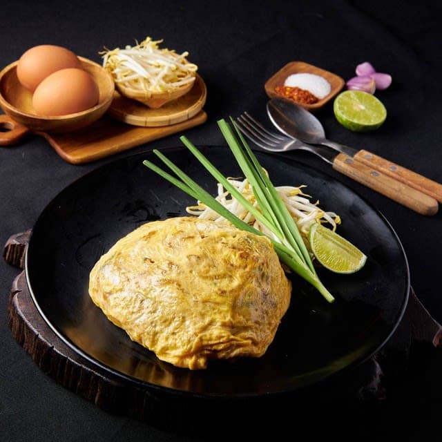 ผัดไทยเส้นจันท์ห่อไข่